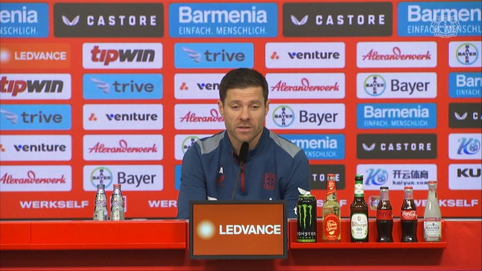Leverkusens Trainer Xabi Alonso auf der Pressekonferenz vor dem Auswärtsspiel in Heidenheim.