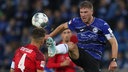 Fabian Klos (r) im Kampf um den Ball mit Marc-Oliver Kempf (l) aus Stuttgart