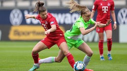 Kölns Martyna Wiankowska und Wolfsburgs Vivien Endemann im Zweikampf