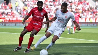 Matona-Glody Ngyombo von Rot-Weiß Oberhausen kämpft gegen Isaiah Young von Rot-Weiss Essen um den Ball