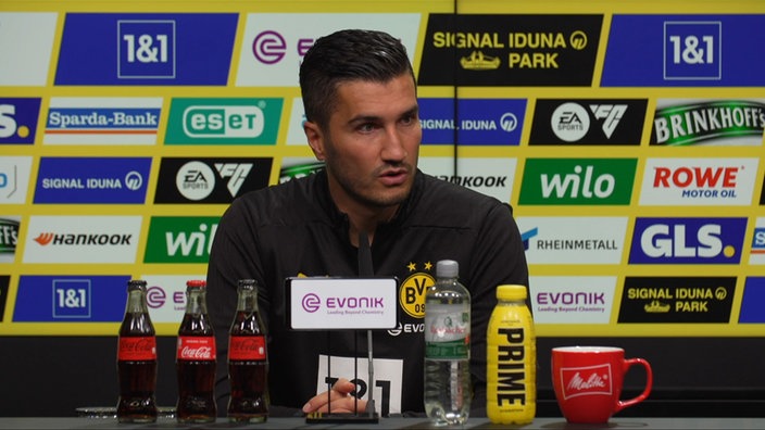 Nuri Sahin beantwortet Fragen auf der Pressekonferenz