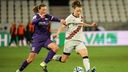 Lena Ostermeier von der SGS Essen verteidigt gegen Leverkusens Synne Skinnes Hansen