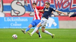 Benedikt Wimmer (l., WSV) im Zweikampf mit Steffen Meuer (MSV).