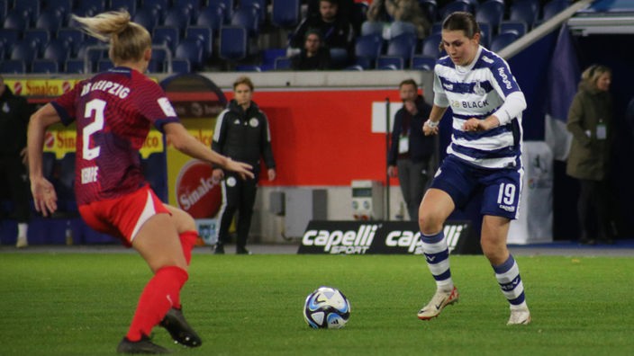 Antonia-Johanna Halverkamps (rechts) vom MSV Duisburg im Spiel gegen RB Leipzig.