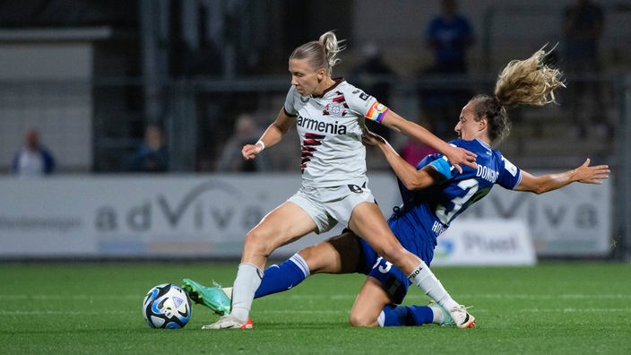 Elisa Senß von Bayer 04 Leverkusen im Duell mit Fabienne Dongus von der TSG Hoffenheim.