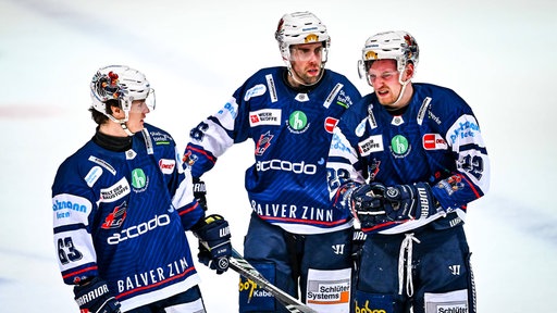 Manuel Alberg (v.l.), Brandon Gormley und John Broda von den Iserlohn Roosters 