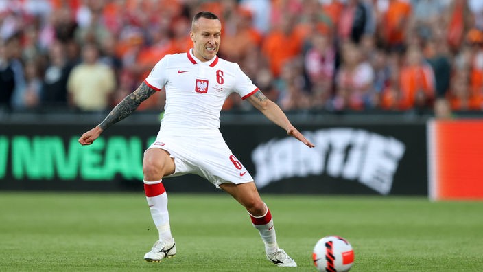 Jacek Goralski, polnischer Fußball-Nationalspieler, in Aktion