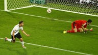 Jonas Hector verwandelt den Elfmeter gegen Italiens-Torwart Gianluigi Buffon und schießt Deutschland ins EM-Halbfinale