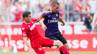 Köln gegen Arsenal: Jonas Hector (l.) im Duell mit Ex-Kölner Lukas Podolski (r.)