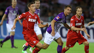 2. Bundesliga: Jonas Hector (li., Köln) gegen Jakub Sylvestr (re., Aue) 