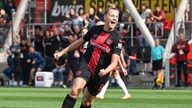 Nikola Karczewska (Bayer 04 Leverkusen) jubelt über ihren Treffer