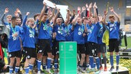Die U17 von Arminia Bielefeld feiert ihren ersten Deutschen Meistertitel.