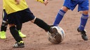 Kinder spielen Fußball