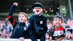 Kinder feuern im Stadion den FC St. Pauli an.