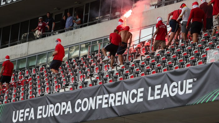 Vermummte Fans des 1. FC Kölns beim Conference-League-Spiel gegen Nizza