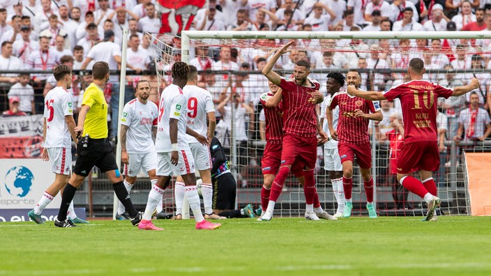 Dominik Lanius von Fortuna Köln jubelt über sein Tor im Spiel gegen den 1. FC Köln II.