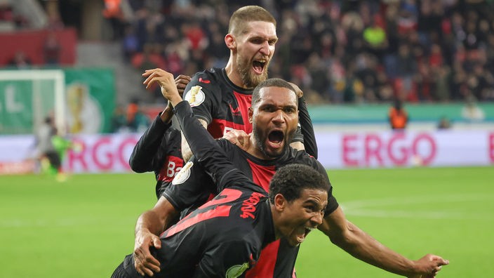 Bayer Leverkusen: Leverkusener Pyramide mit Robert Andrich, Jonathan Tah und Amine Adli