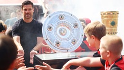 Leverkusen-Trainer Xabi Alonso läuft vor einem Spiel auf den Rasen