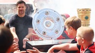 Leverkusen-Trainer Xabi Alonso läuft vor einem Spiel auf den Rasen