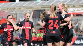 Die Spielerinnen von Bayer 04 Leverkusen jubeln nach einem Treffer