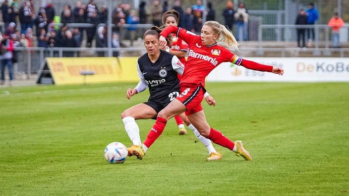 Im Duell: Leverkusens Elisa Senss (r.) und Frankfurts Laura Feiersinger