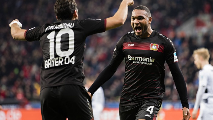 Jonathan Tah (r.) jubelt mit Hakan Calhanoglu