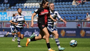 Loreen Bender (Bayer Leverkusen) im Spiel gegen den MSV Duisburg am Ball