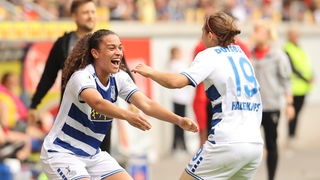 Antonia-Johanna Halverkamps und Melissa Ugochukwu feiern ihren Treffer zum Aufstieg