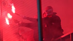 Vermummte Fans von Rot-Weiss Essen mit Pyrotechnik beim Spiel gegen den MSV Duisburg