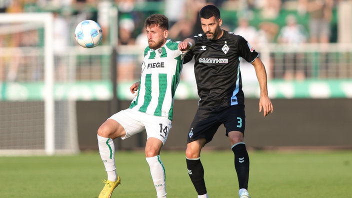 Makridis (SC Preußen Münster) im Zweikampf mit Anthony Jung (SV Werder Bremen)