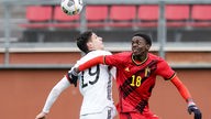 Fußballer Noah Mbamba (r.) im Trikot der belgischen U19-Nationalmannschaft