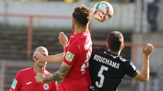 Yassine Bouchama (r.) von Preußen Münster verliert ein Kopfballduell gegen seinen Oberhausener Gegenspieler