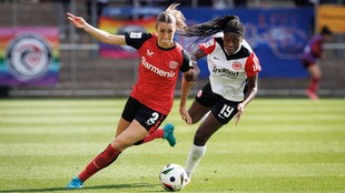 Leverkusens Selina Ostermeier (l.) im Zweikampf mit Nicole Anyomi von Eintracht Frankfurt 