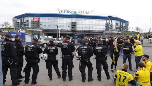 Polizisten vor der Schalker Fußball-Arena