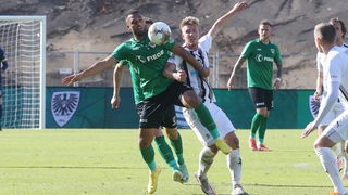 Preußen Münsters Andrew Wooten im Zweikampf mit Nico Brandenburger vom 1. FC Kaan-Marienborn