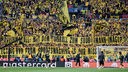 Fans von Borussia Dortmund halten vor dem Spiel ein Spruchband "Rheinmetall. Mit dem Fußball zum Saubermann-Image?" in die Höhe