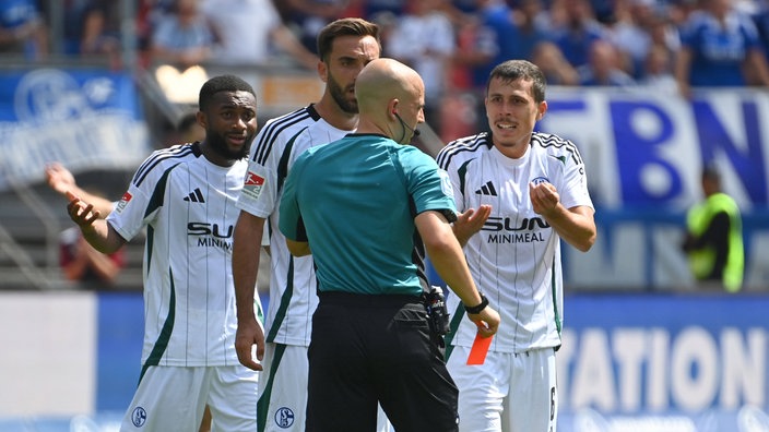 Dem Schalker Ron Schallenberg (r.) wird die Gelb-Rote Karte gezeigt