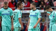 Die Spieler des SC Paderborn stehen nach dem Spiel in Heidenheim nachdenklich auf dem Feld