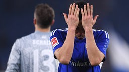 Ein enttäuschter Maya Yoshida (Schalke 04) nach der herben Heimpleite gegen Leipzig, im Hintergrund Torwart Alexander Schwolow.