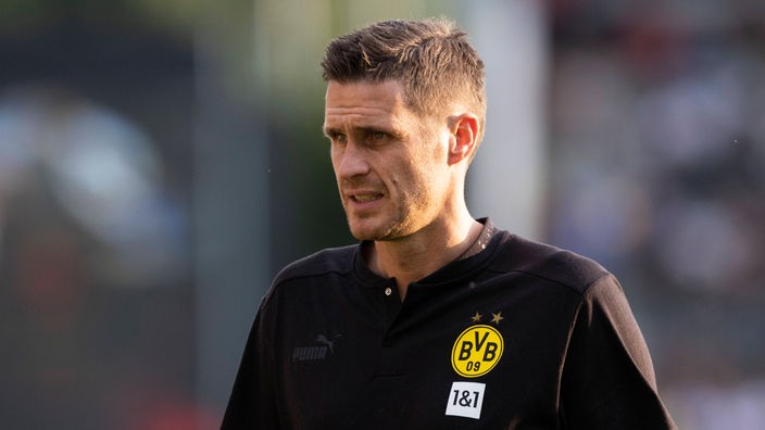 Dortmunds Sportdirektor Sebastian Kehl geht in die Kabine