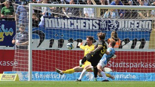 Ole Pohlmann trifft zum 2:1 für Borussia Dortmund II im Spiel bei 1860 München