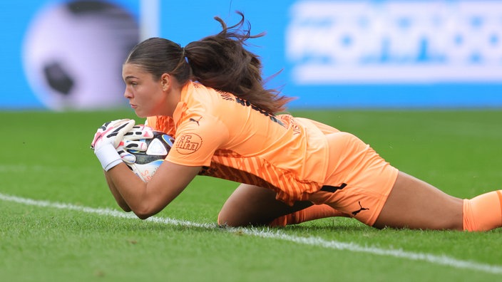 SGS-Essen-Torhüterin Sophia Winkler hält einen Ball (Archivfoto)