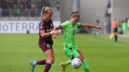 Essens Beke Sterner im Zweikampf mit Ewa Pajor vom VfL Wolfsburg