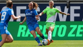 Alexandra Popp (VfL Wolfsburg/r.) im Spiel gegen die SGS Essen