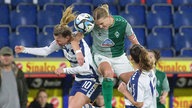 Duisburgs Meret Günster (l.) und Lina Hausicke (Werder Bremen) im Kopfballduell.