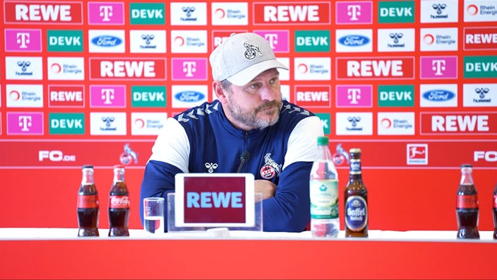 Steffen Baumgart auf der Pressekonferenz vor dem Spiel gegen Augsburg