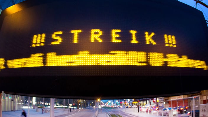 Ein Streik-Hinweis auf einer Anzeigetafel.