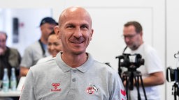 Kölns neuer Trainer Gerhard Struber vor der Pressekonferenz.