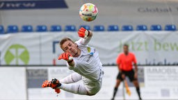 Torhüter Leon Schübel vom SV Straelen hechtet nach dem Ball (Archivbild)