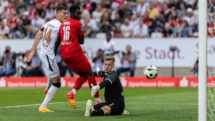 Patrik Schick (links) erzielte das 2:0 für Bayer Leverkusen.